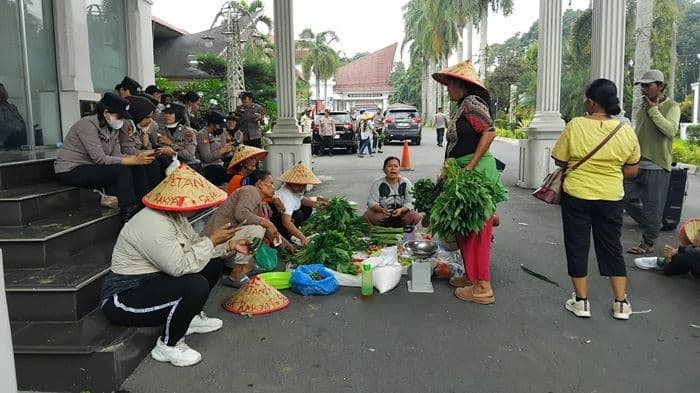 unik_demo_konflik_agraria_petani_gurilla_jualan_dan_memasak_hasil_di_balai_kota_pematangsiantar