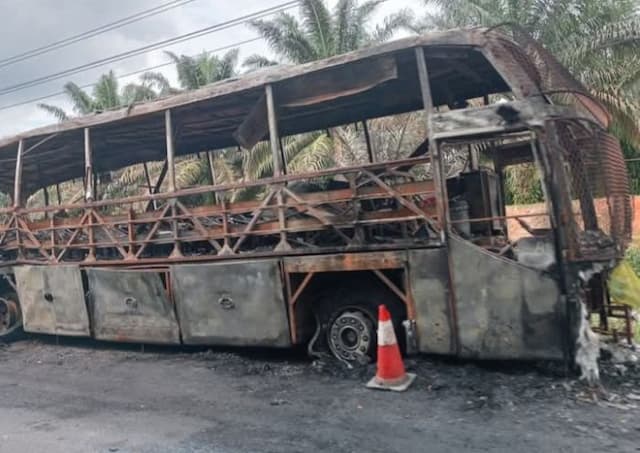 bus_antar_provinsi_terbakar_di_jalinsum_asahan
