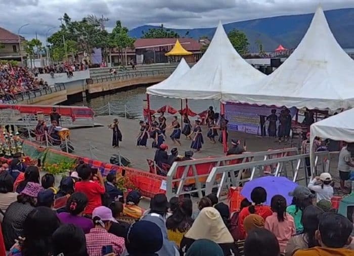 meriah_18_tim_kreasi_dan_360_pelajar_ramaikan_perayaan_hari_ulos_nasional_di_samosir