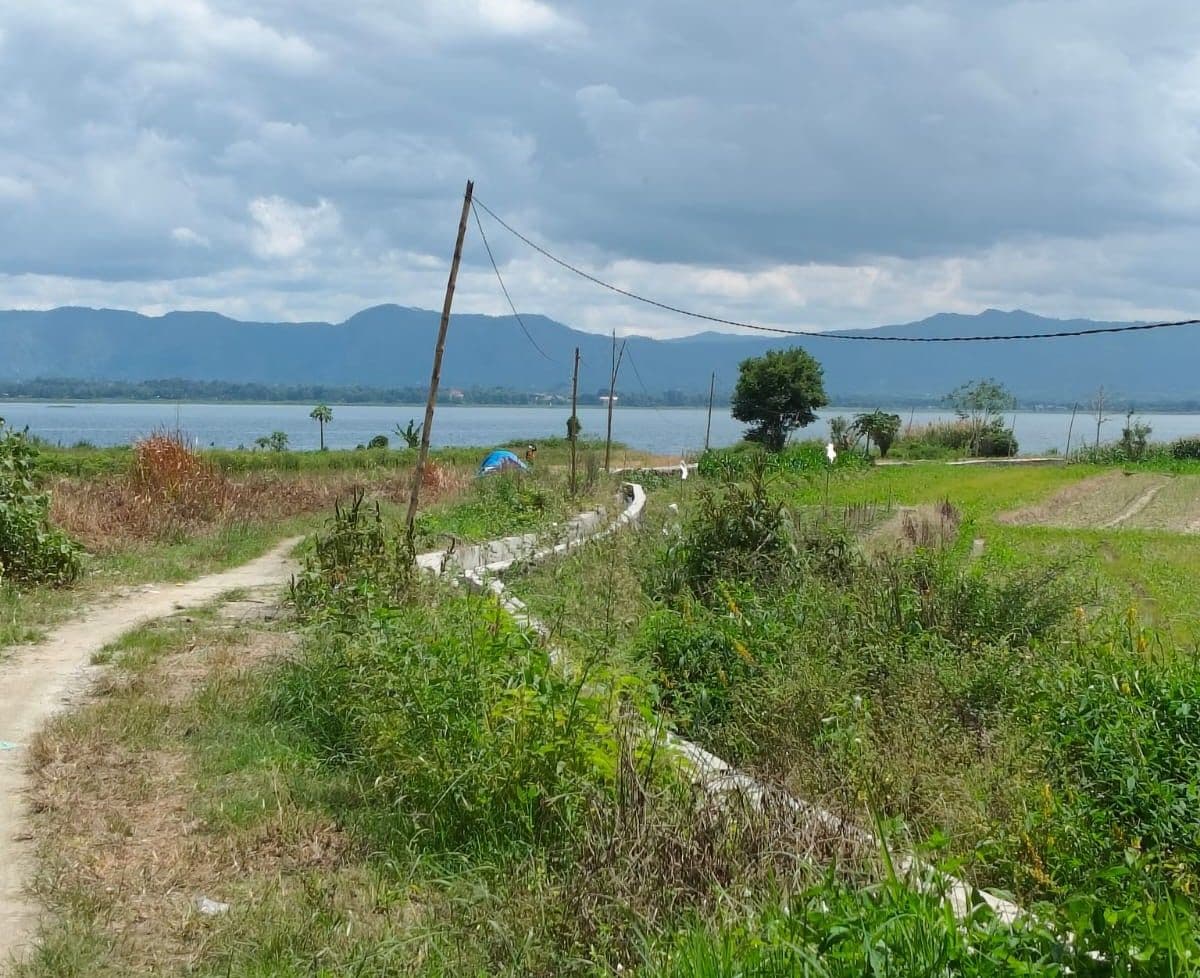 kabel_listrik_menjuntai_ke_danau_toba_warga_minta_kades_parhabinsaran_janjimatogu_bertindak