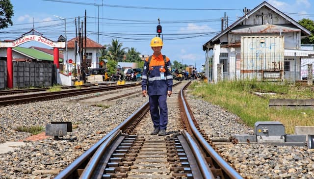 kai_divre_i_sumut_siagakan_31_petugas_untuk_periksa_jalur_kereta_api