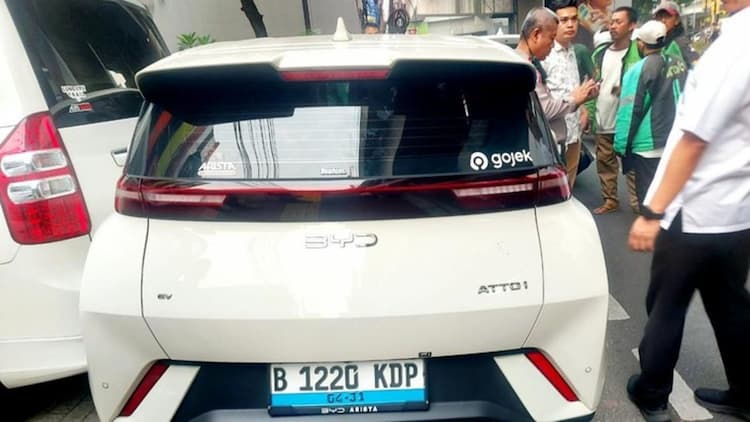 mobil_byd_tabrak_empat_mobil_dan_ojol_di_jaksel