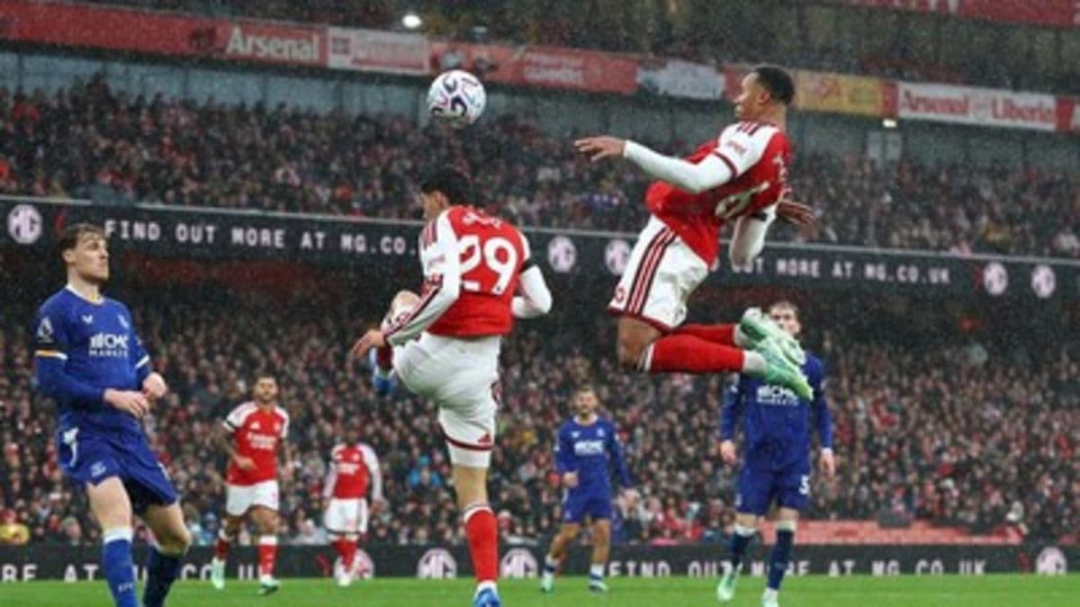 taklukkan_everton_20_arsenal_samai_poin_man_city_