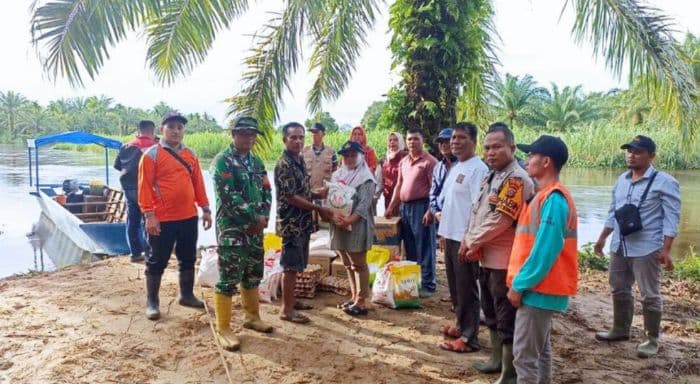 bpbd_salurkan_bantuan_ke_warga_terisolasi_akibat_banjir_aek_lumut