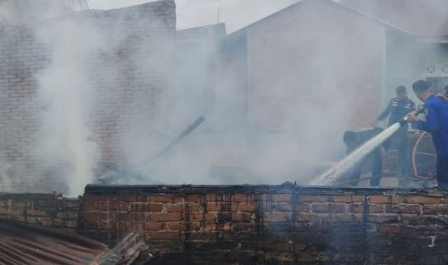 diduga_korsleting_listrik_dua_rumah_semi_permanen_di_binjai_selatan_terbakar