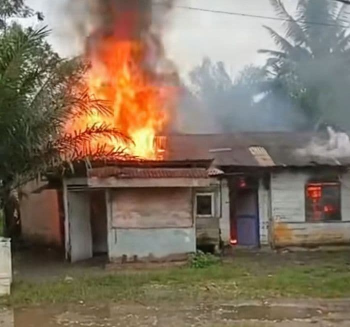 dua_rumah_warga_di_teluk_meku_babalan_ludes_terbakar_diduga_akibat_konsleting_listrik