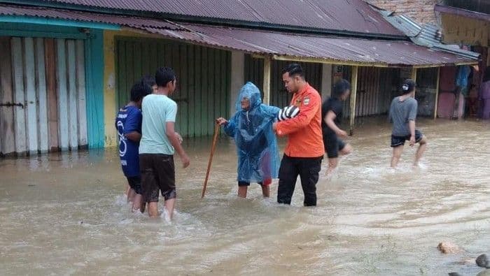empat_sungai_meluap_tujuh_kecamatan_di_padang_pariaman_terendam_banjir_