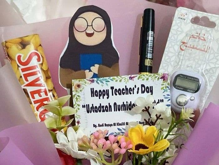 hari_guru_nasional_2025_tema_sejarah_twibbon_dan_35_inspirasi_kado