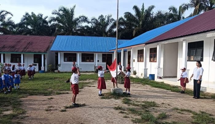 momentum_hari_guru_nasional_kisah_mantan_sekdes_di_asahan_bangun_sekolah_untuk_anak_kampung_terpencil
