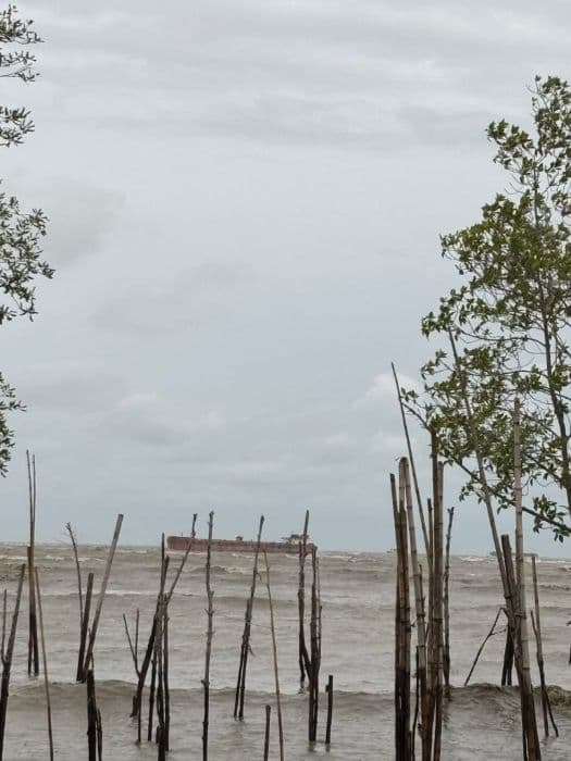 kapal_tanker_terdampar_di_pantai_labu_akibat_badai_selat_malaka