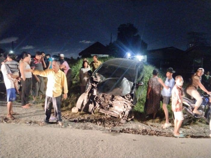kereta_api_tabrak_mobil_di_desa_lalang_pengemudi_kabur_