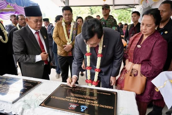 luhut_binsar_pandjaitan_ajak_jemaat_gereja_hkbp_nainggolan_lestarikan_lingkungan