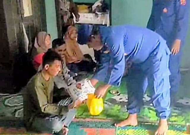 pol_airud_beri_santunan_kepada_nelayan_yang_selamat_saat_sampan_karam_di_batu_bara