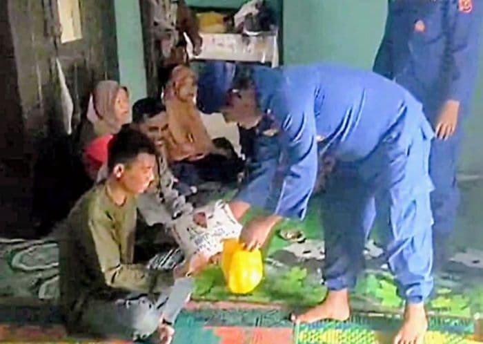 pol_airud_beri_santunan_kepada_nelayan_yang_selamat_saat_sampan_karam_di_batu_bara