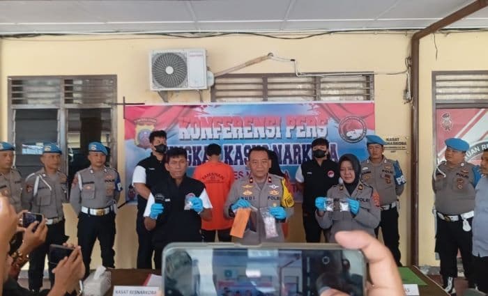 polres_siantar_tangkap_sepasang_kekasih_pengedar_narkoba_421_paket_sabu_diamankan