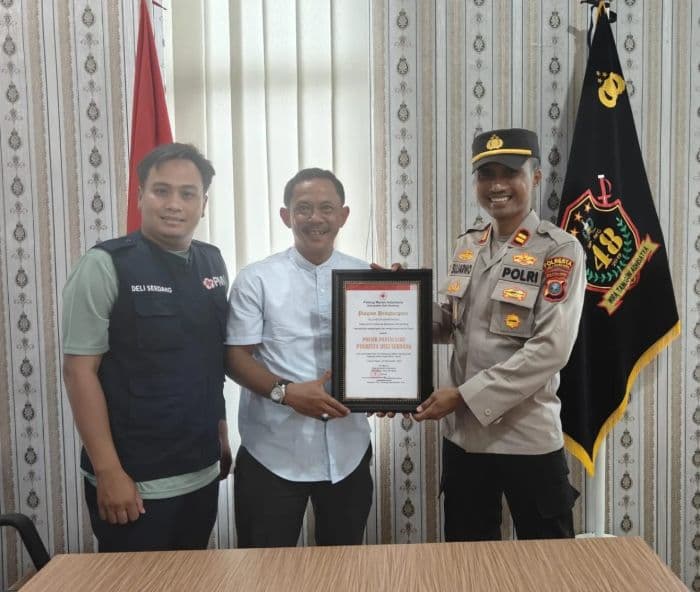 polsek_pantai_labu_terima_penghargaan_pmi_atas_partisipasi_donor_darah_perdana_di_kecamatan_pantai_labu