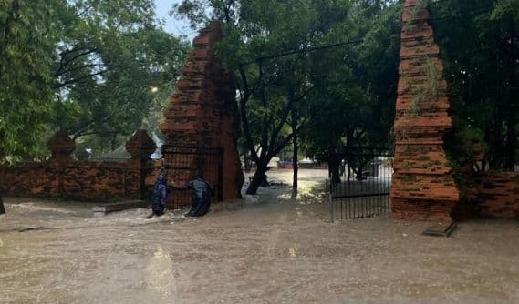 banjir_rendam_17_desa_di_cirebon_sungai_meluap_dan_lalu_lintas_terganggu
