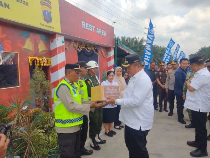 forkopimda_asahan_serahkan_bingkisan_ke_personel_pengamanan_nataru