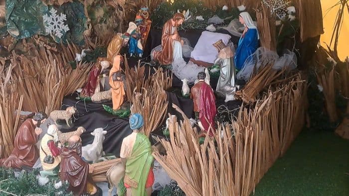 gereja_katedral_medan_angkat_tema_allah_hadir_menyelamatkan_keluarga_dalam_misa_natal_2025