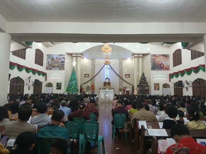 malam_natal_ribuan_umat_kristiani_padati_hkbp_siantar_kota