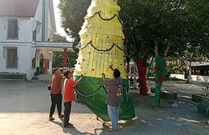 rayakan_natal_gkpi_kisaran_dirikan_pohon_natal_7_meter_dari_tali_plastik
