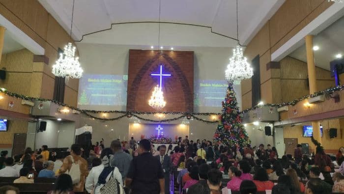 ribuan_jemaat_padati_gereja_hkbp_sudirman_medan_pada_malam_natal_2025