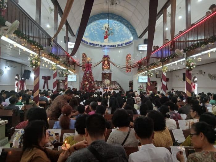 sambut_natal_jemaat_hkbp_pematangsiantar_antusias_padati_gereja