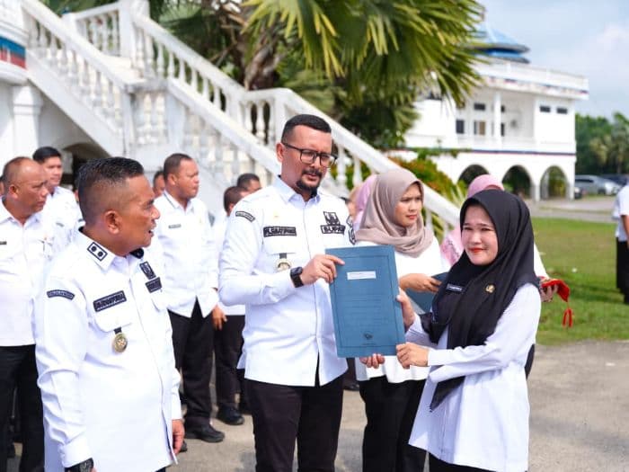 serahkan_1410_sk_pppk_paruh_waktu_bupati_fery_sahputra_profesionalisme_dan_kinerja