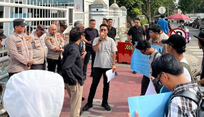 tak_tetapkan_bencana_nasional_presiden_dituding_tutup_mata_atas_longsorbanjir_sumatera