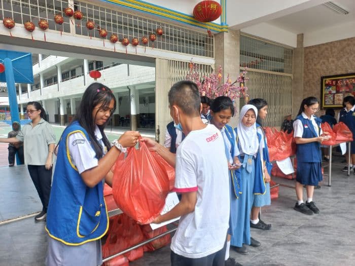 gelar_baksos_imlek_alumni_bersama_sekolah_wiyata_dharma_bagikan_bantuan_untuk_warga_sekitar
