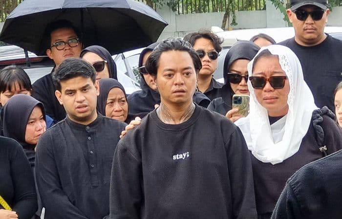 di_pemakaman_lula_lahfah_reza_arap_kenapa_semua_tinggalin_gue