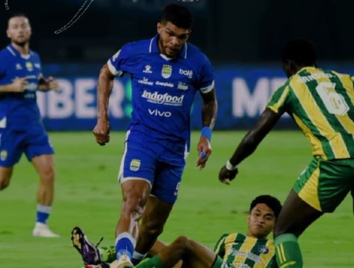 hasil_super_league_kalahkan_psbs_dengan_10_pemain_skor_01_persib_rebut_puncak_klasemen