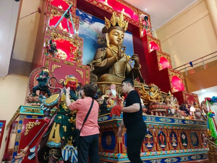 jelang_imlek_vihara_di_medan_bersihkan_patung_buddha_setinggi_tujuh_meter