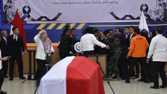 menteri_kelautan_dan_perikanan_pingsan_saat_pelepasan_jenazah_korban_pesawat_atr_42500
