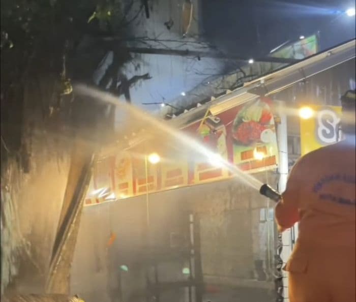 pohon_beringin_yang_dijadikan_rumah_para_gelandangan_terbakar_di_binjai_timur