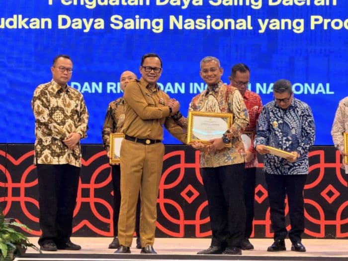 berdaya_saing_nasional_pemko_medan_terima_sertifikat_idsd_2025