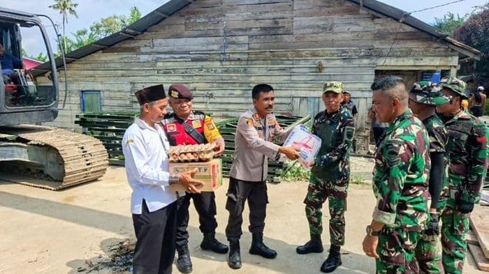 kapolsek_medang_deras_berikan_sembako_untuk_prajurit_tni_pembangun_jembatan_vital_di_sei_buah_keras