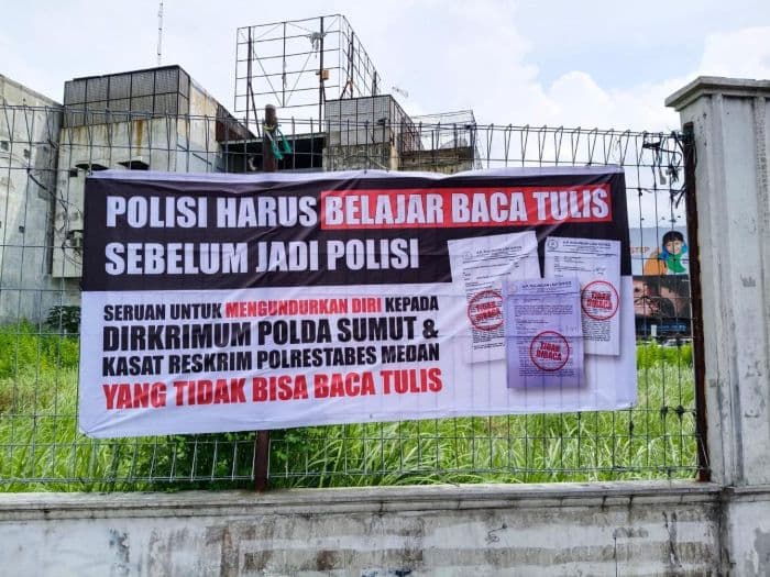 spanduk_polisi_harus_belajar_baca_tulis_hebohkan_bundaran_majestik_medan