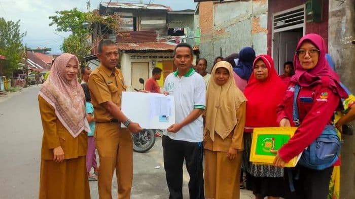 disdukcapil_langkat_serahkan_berkas_administrasi_kependudukan_korban_kebakaran_