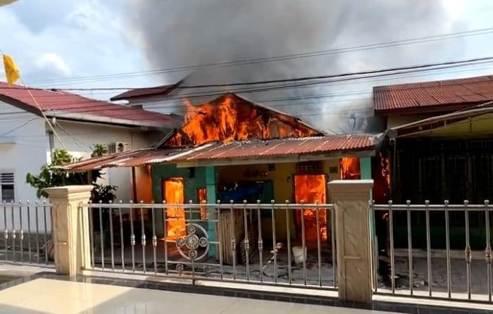 dua_rumah_di_jalan_setia_budi_kisaran_ludes_terbakar_