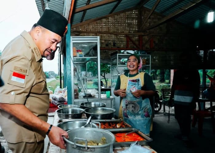 pedagang_lauk_pauk_bersyukur_jualannya_diborong_bupati_batu_bara