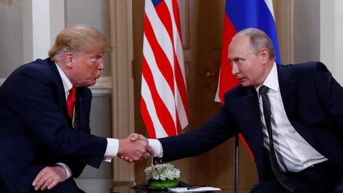 putin_beri_hadiah_lukisan_potret_untuk_trump_simbol_kedekatan_dan_sejarah