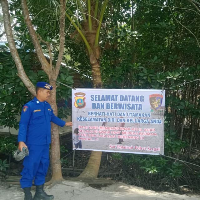 satpolairud_polres_sergai_imbau_wisatawan_jaga_keselamatan_jiwa_di_pantai