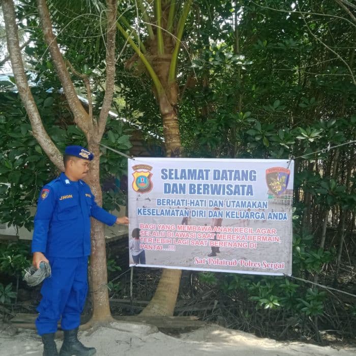 satpolairud_polres_sergai_imbau_wisatawan_jaga_keselamatan_jiwa_di_pantai