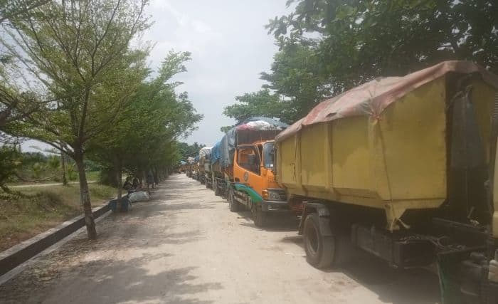 truk_pengangkut_sampah_kerap_antre_di_tpa_tadukan_raga_ini_penyebabnya_