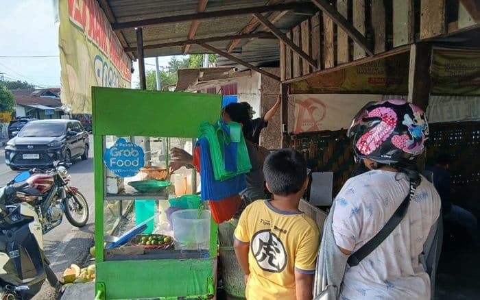 cuaca_panas_ekstrem_di_pematangsiantar_es_kelapa_muda_ludes_di_pasar