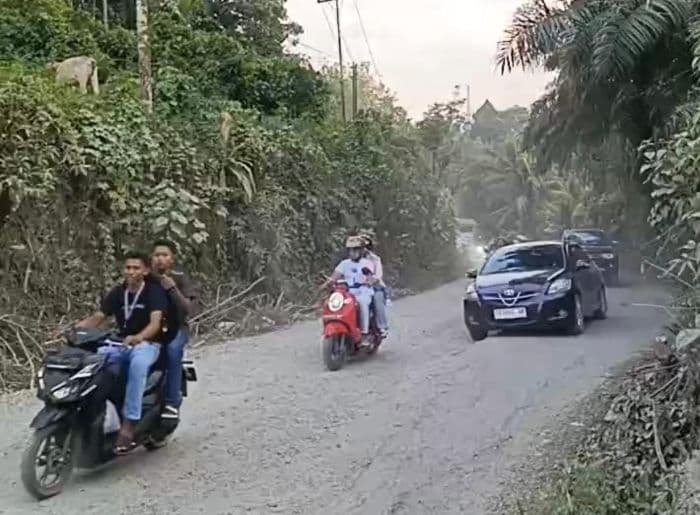 jalan_menuju_wisata_bukit_lawang_rusak_parah_warga_minta_pemerintah_segera_perbaiki