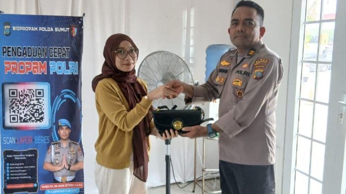 personel_pos_yan_polres_sergai_kembalikan_tas_warga_yang_hilang_isinya_masih_utuh