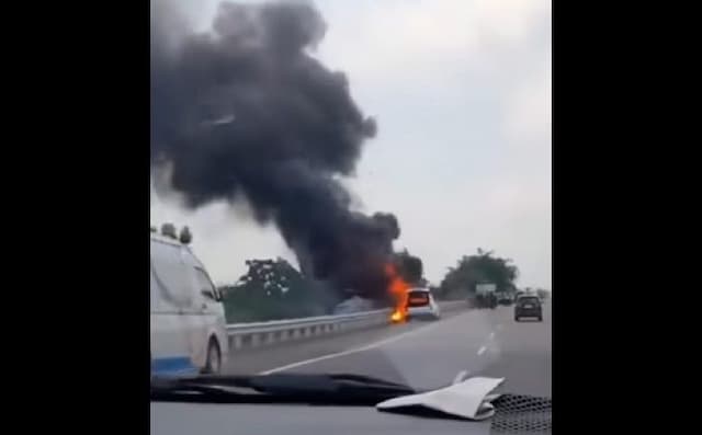 range_rover_terbakar_di_tol_paluh_kemiri_tersisa_kerangka_diduga_akibat_korsleting