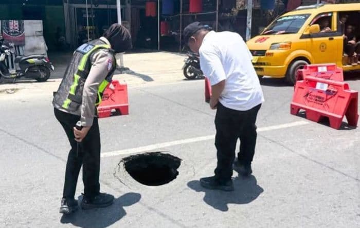 ruas_jalan_gereja_pematangsiantar_berlubang_arus_truk_dialihkan